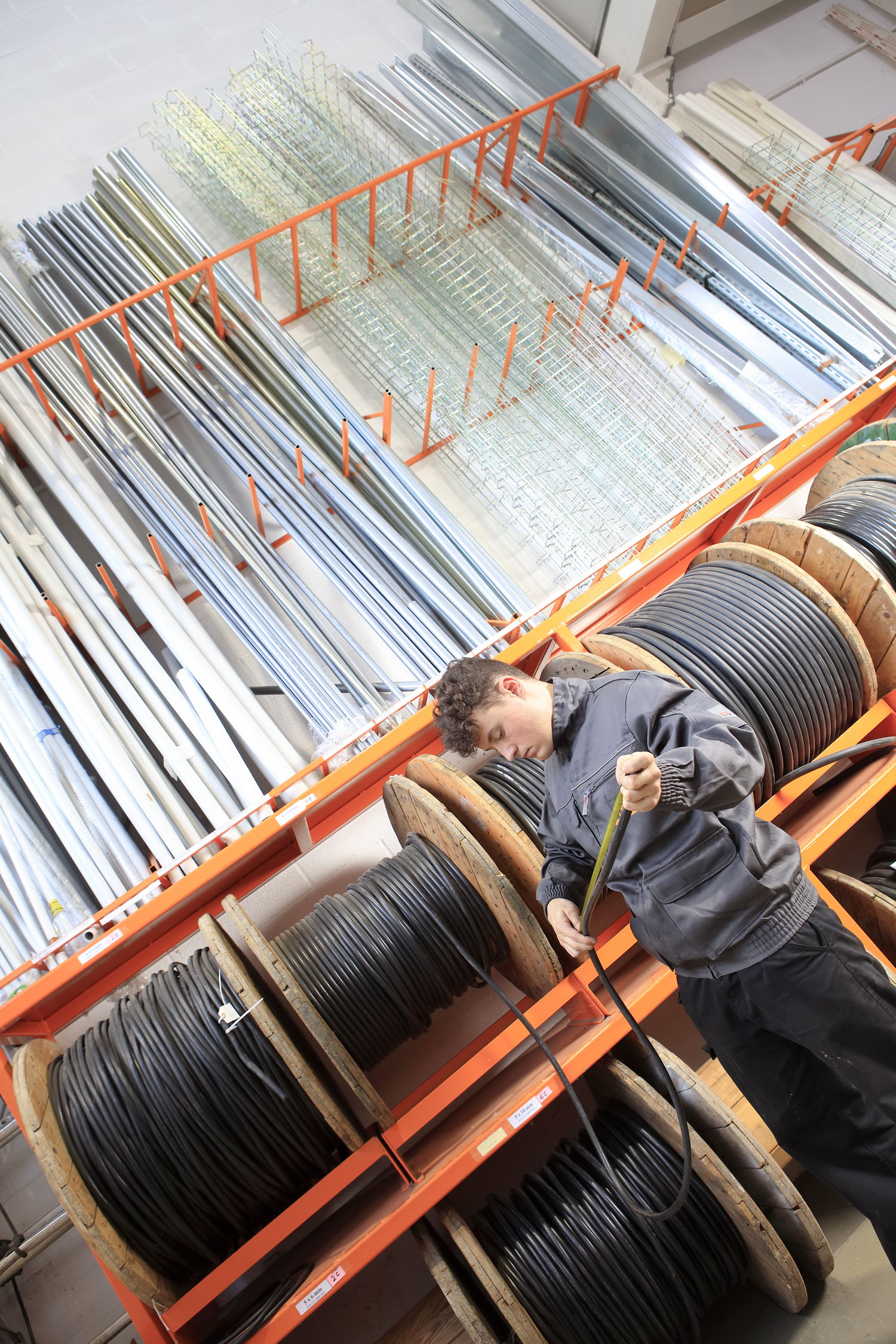 Más de 35 años de experiencia en ingeniería eléctrica y electrónica